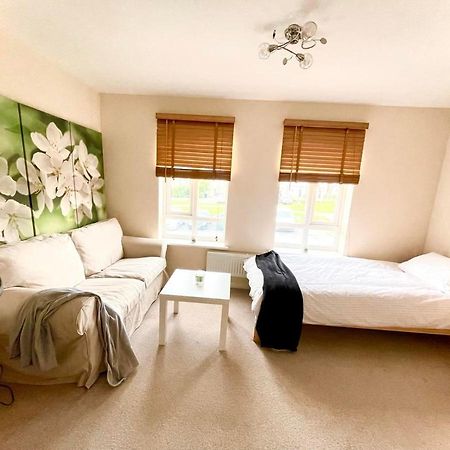 Lakeside Stylish 3 Bedroom House Grays المظهر الخارجي الصورة