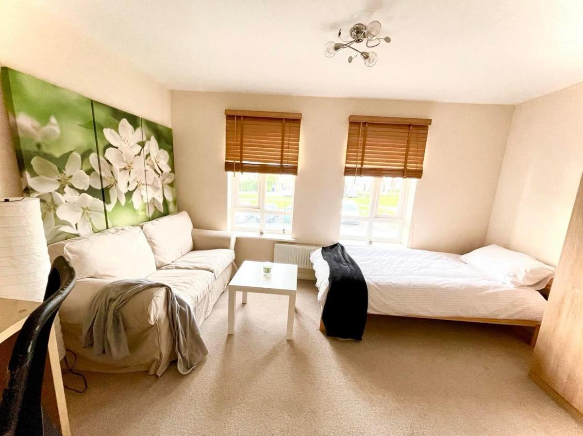 Lakeside Stylish 3 Bedroom House Grays المظهر الخارجي الصورة