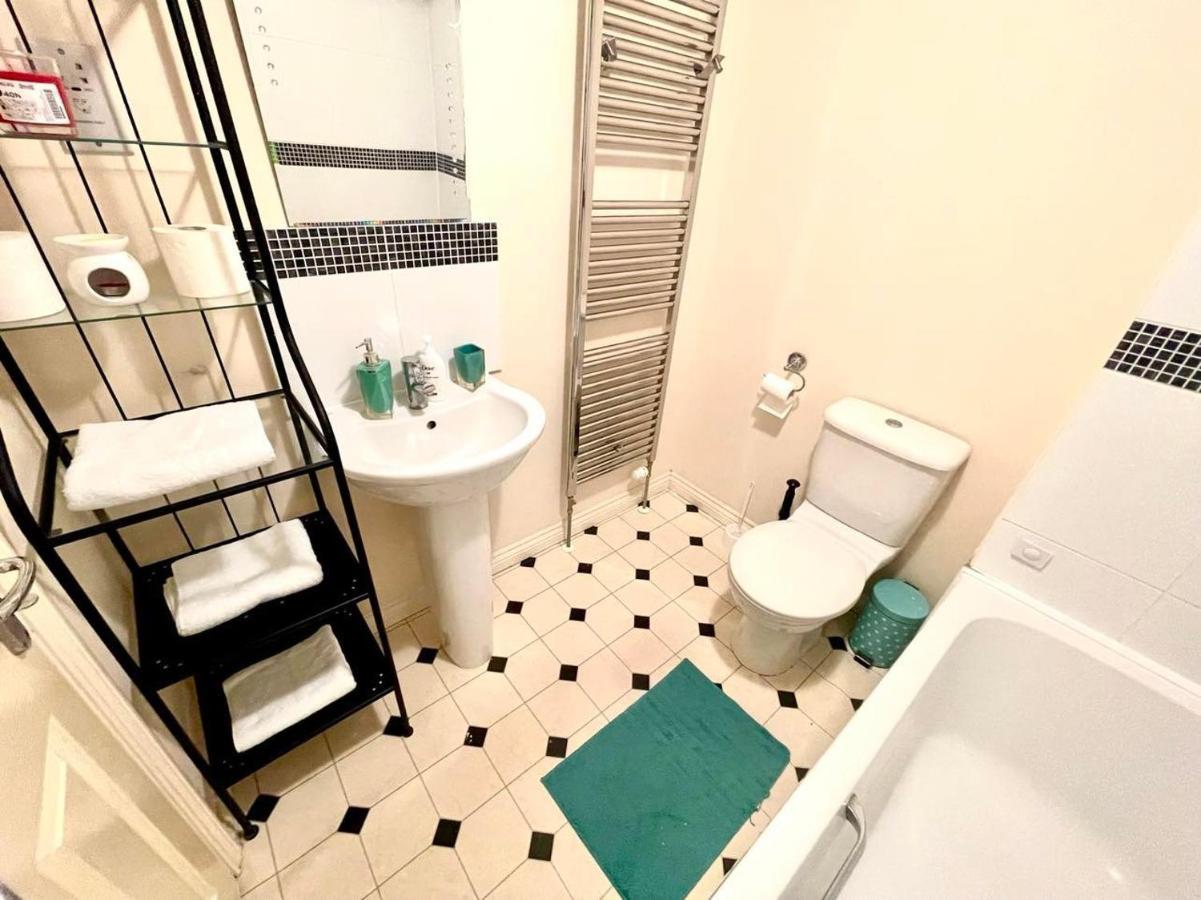 Lakeside Stylish 3 Bedroom House Grays المظهر الخارجي الصورة